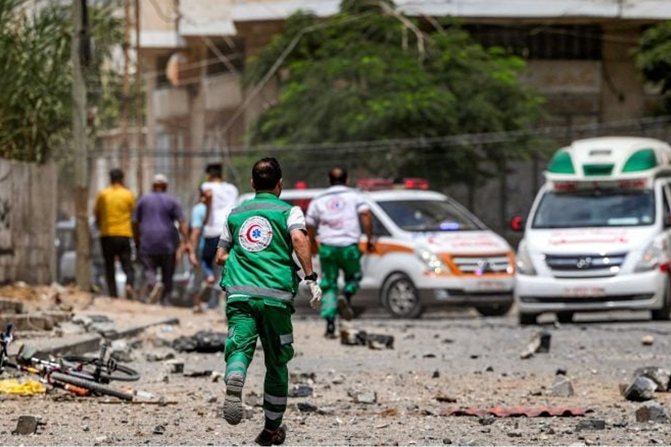 الاحتلال يستهدف مستشفى كمال عدوان في غزة ووزارة الصحة تطالب بحماية الطواقم الطبية