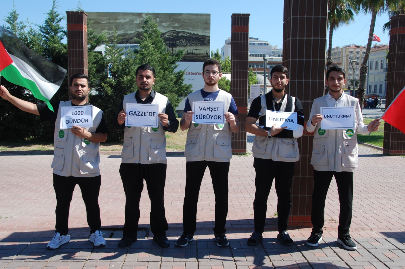 HÜDA PAR İzmir Gençlik Kolları'ndan Gazze için farkındalık etkinliği