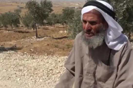 فلسطيني سبعيني يتحدى اعتداءات المستوطنين: لن أغادر أرضي وسأُدفن فيها