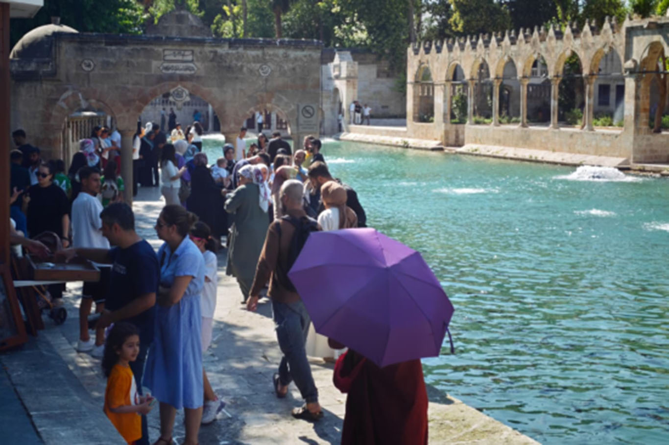 Şanlıurfa'da termometreler 49 dereceyi gösterdi, vatandaşlar Balıklıgöl'e sığındı