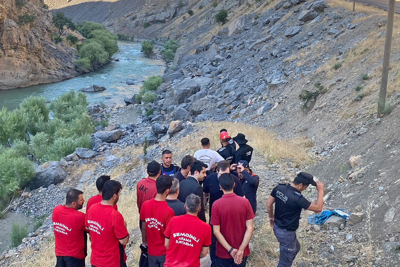 Habur Çayı'nda akıntıya kapılarak kaybolan genci arama çalışmaları devam ediyor