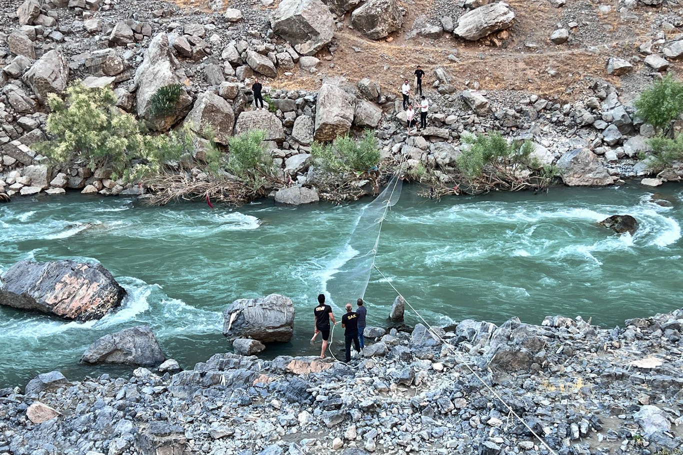 Habur Çayı'nda akıntıya kapılarak kaybolan genci arama çalışmaları devam ediyor