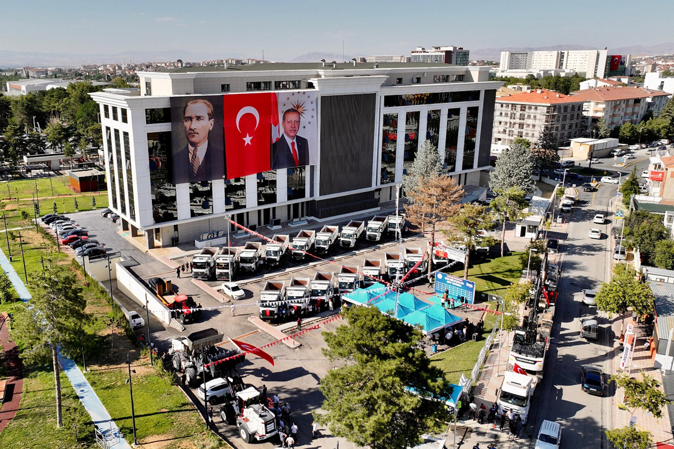 Yeşilyurt Belediyesi araç filosunu yeni iş makinalarıyla güçlendirdi
