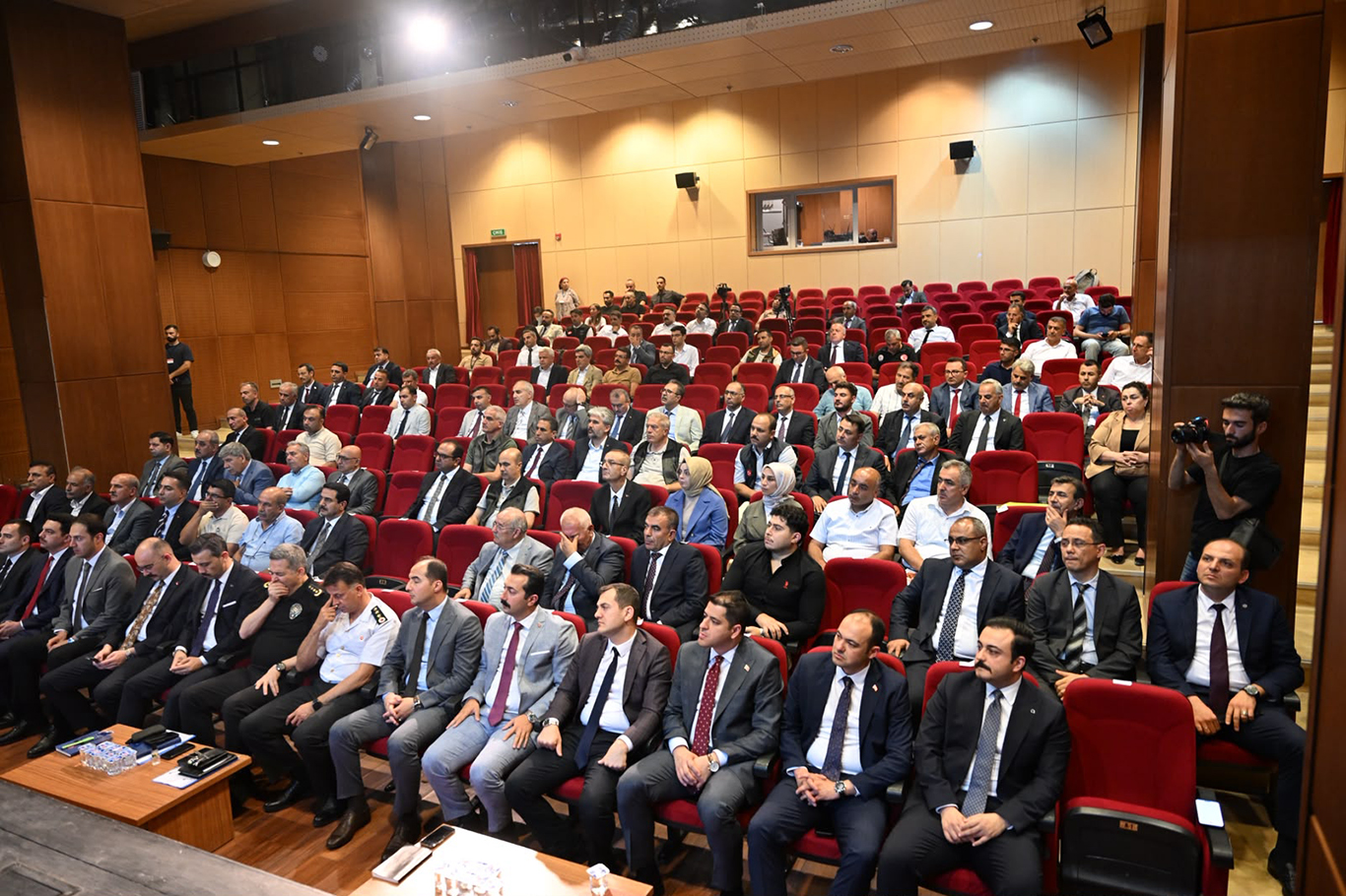 Vali Yavuz'dan ağır hasarlı yapıların kullanılmasını savunanlara tepki 