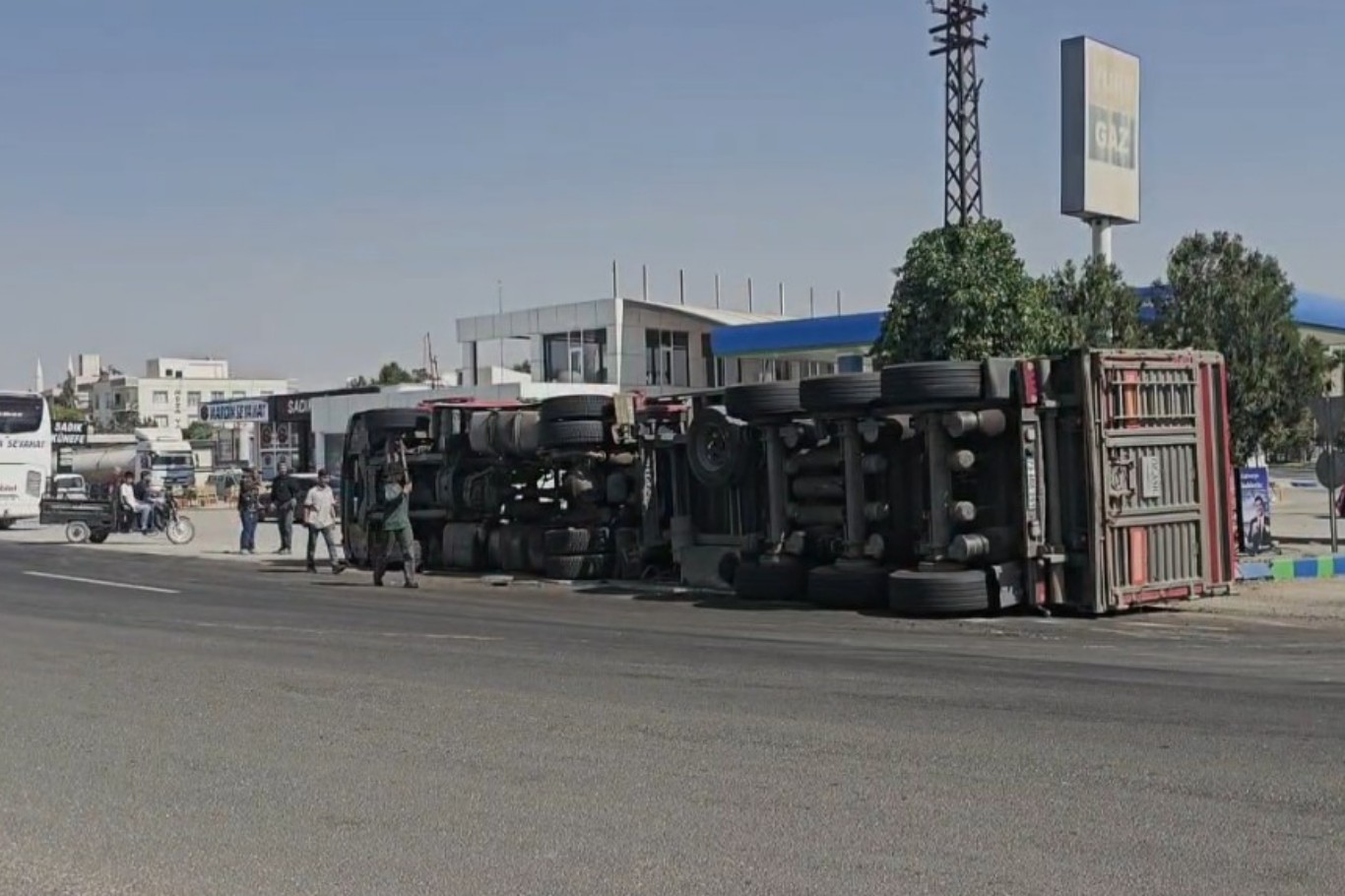 Mardin’de çelik sac rulosu yüklü tır devrildi: O anlar kamerada