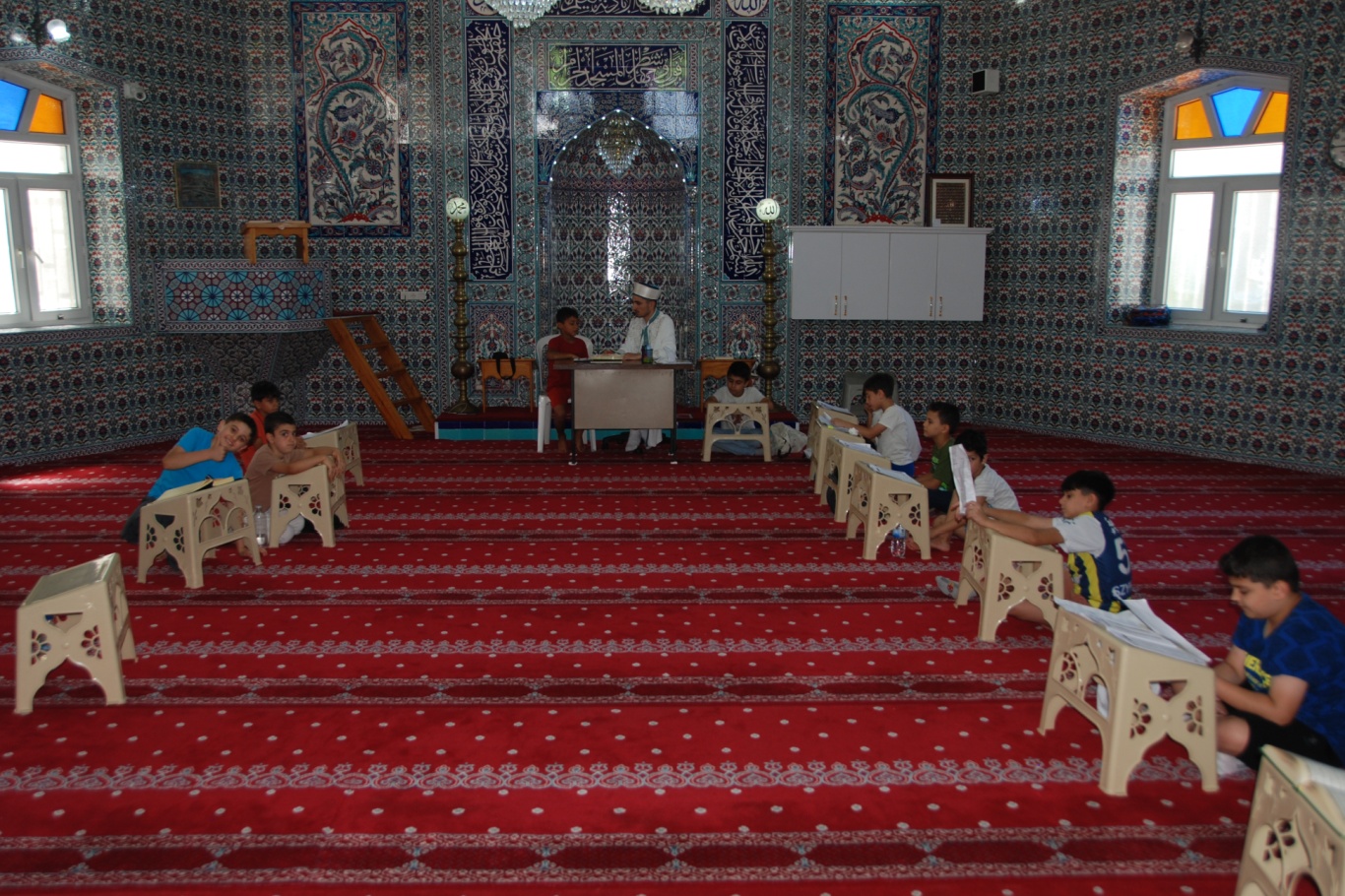 Yaz Kur'an kursundaki çocuklar: Hem öğreniyor hem eğleniyoruz