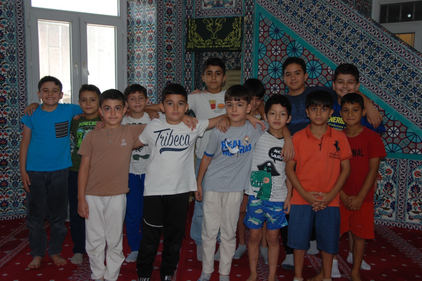 Yaz Kur'an kursundaki çocuklar: Hem öğreniyor hem eğleniyoruz