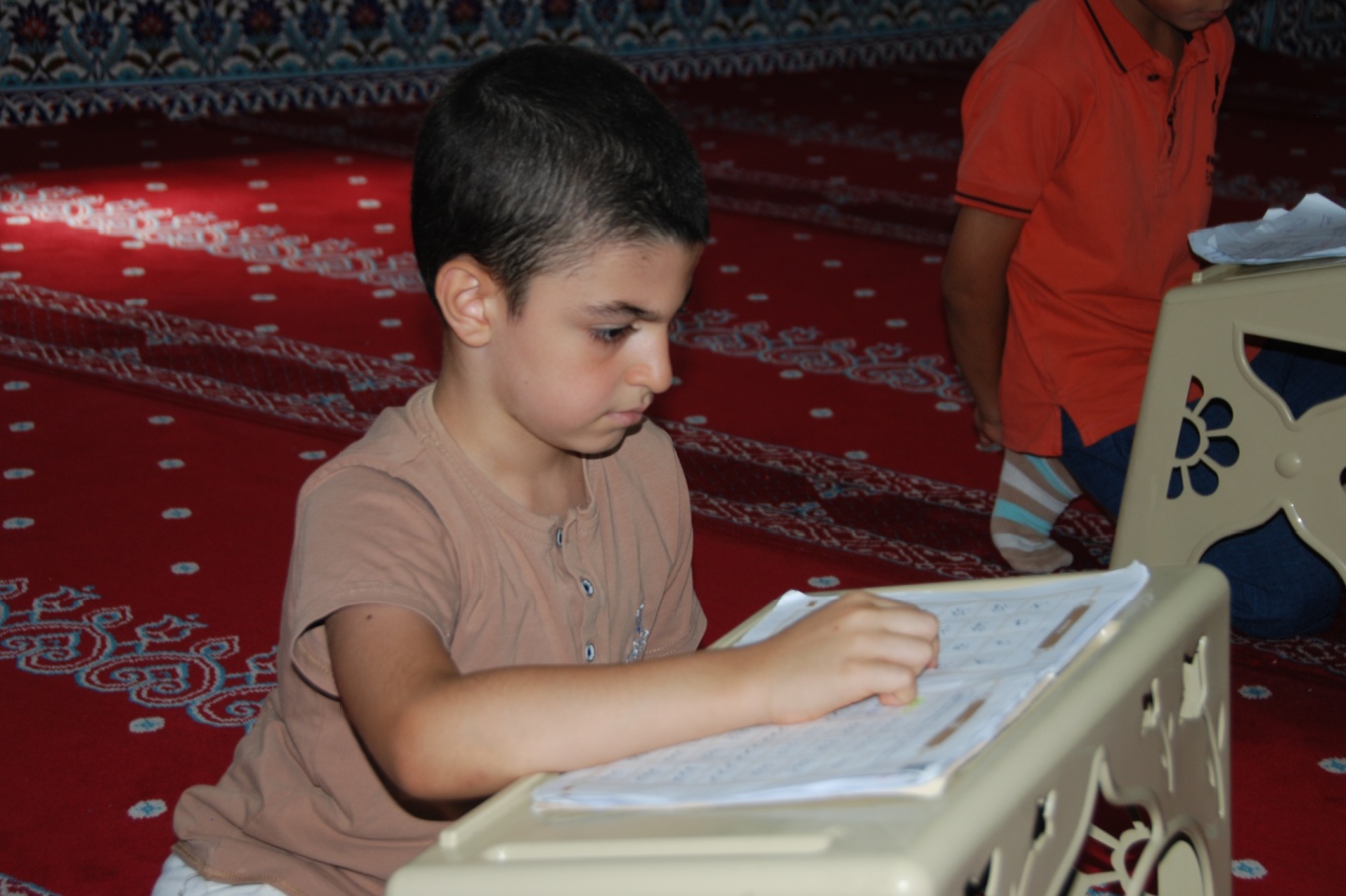 Yaz Kur'an kursundaki çocuklar: Hem öğreniyor hem eğleniyoruz