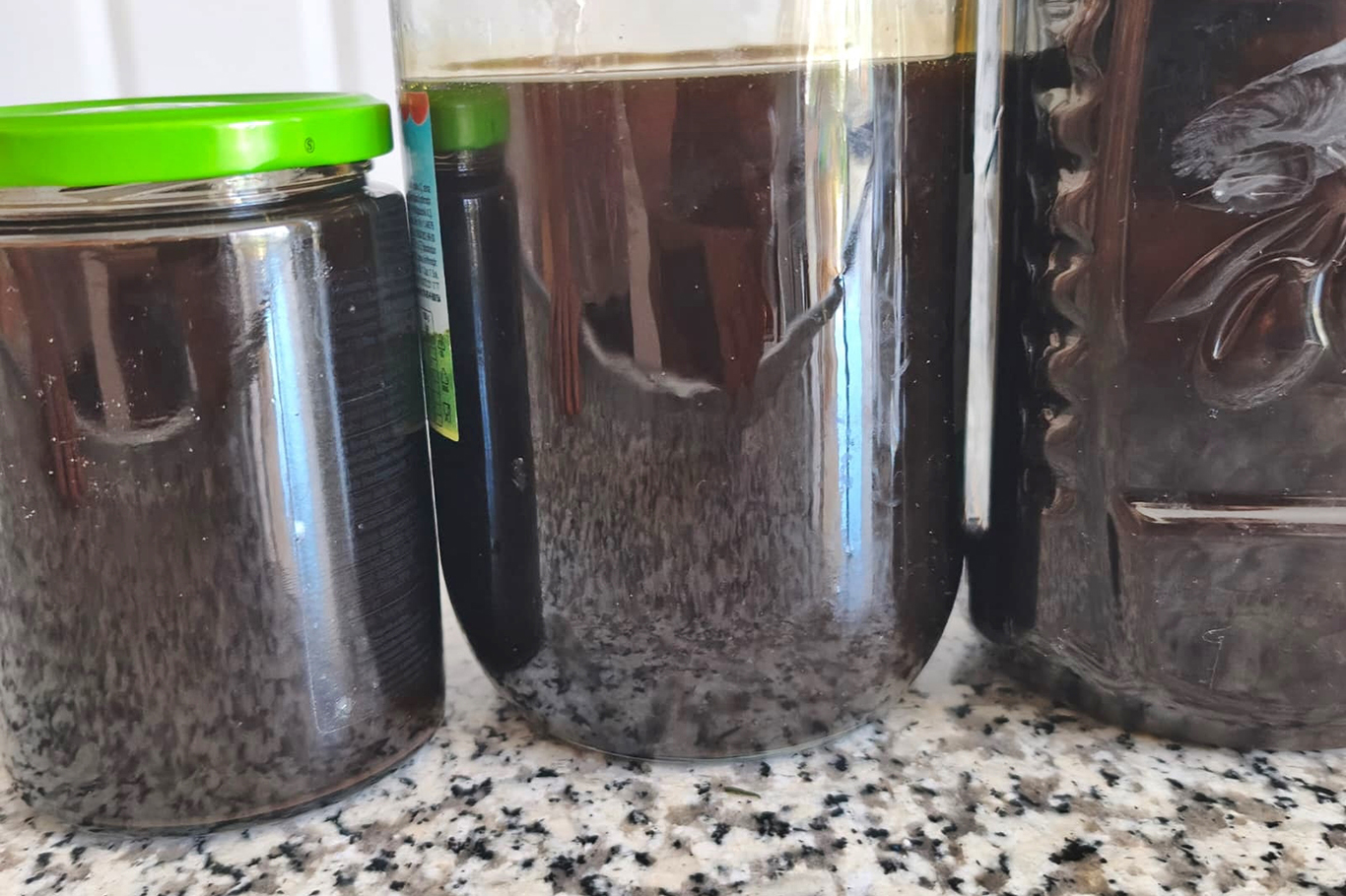 Şırnak'ta meşe ağaçlarından toplanan Gezu'dan pekmez yapımı başladı