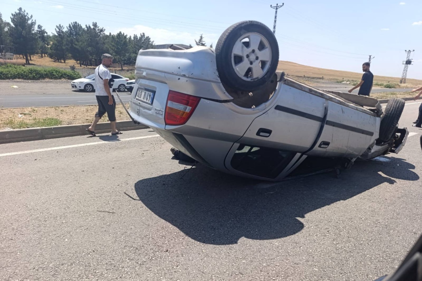 Diyarbakır'da kontrolden çıkan otomobil takla attı: 1 yaralı