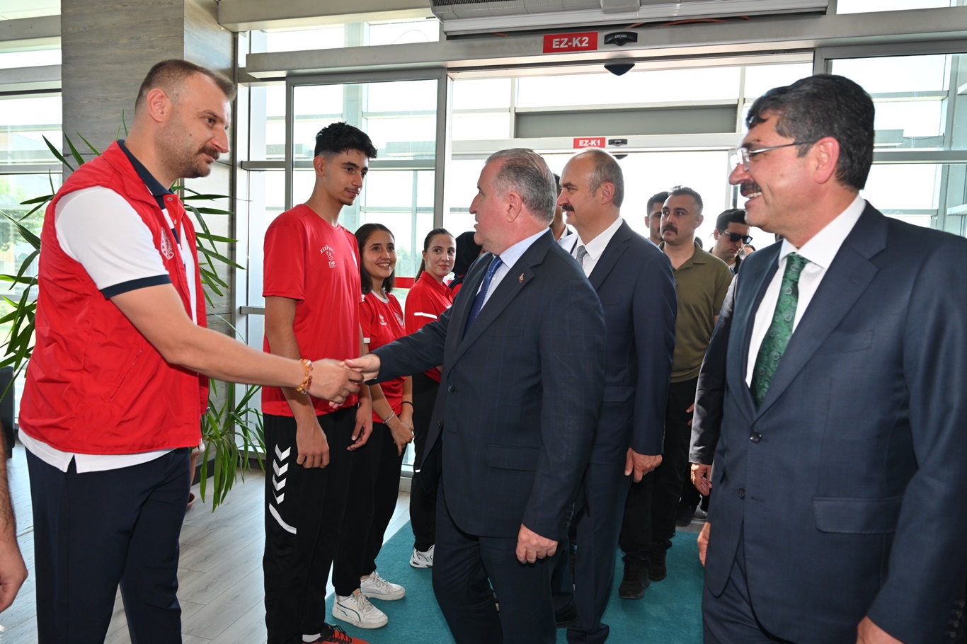 Gençlik ve Spor Bakanı Osman Aşkın Bak, Batman'a geldi