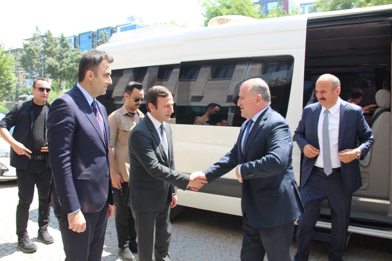 Gençlik ve Spor Bakanı Osman Aşkın Bak Batman'a geldi