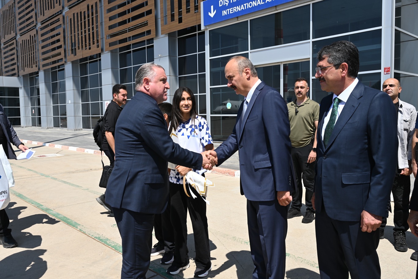 Gençlik ve Spor Bakanı Osman Aşkın Bak, Batman'a geldi
