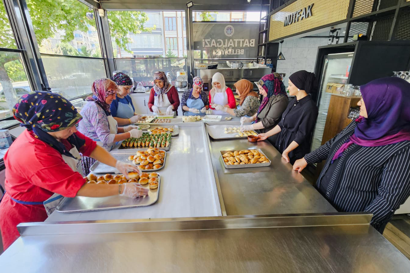 Battalgazi Belediyesi kadın kooperatifi, Trafik Park'ta hizmet vermeye başladı