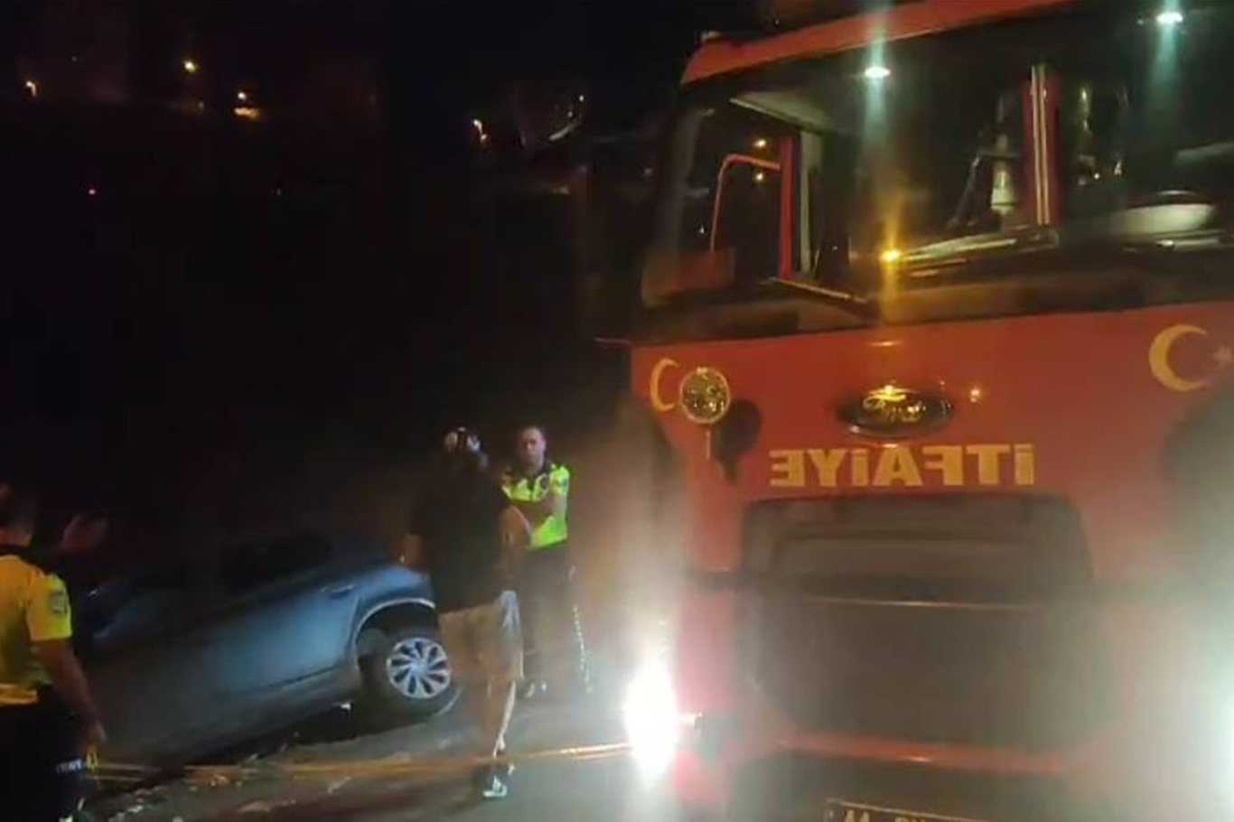 Kontrolden çıkan otomobil kanala düşmekten son anda kurtarıldı