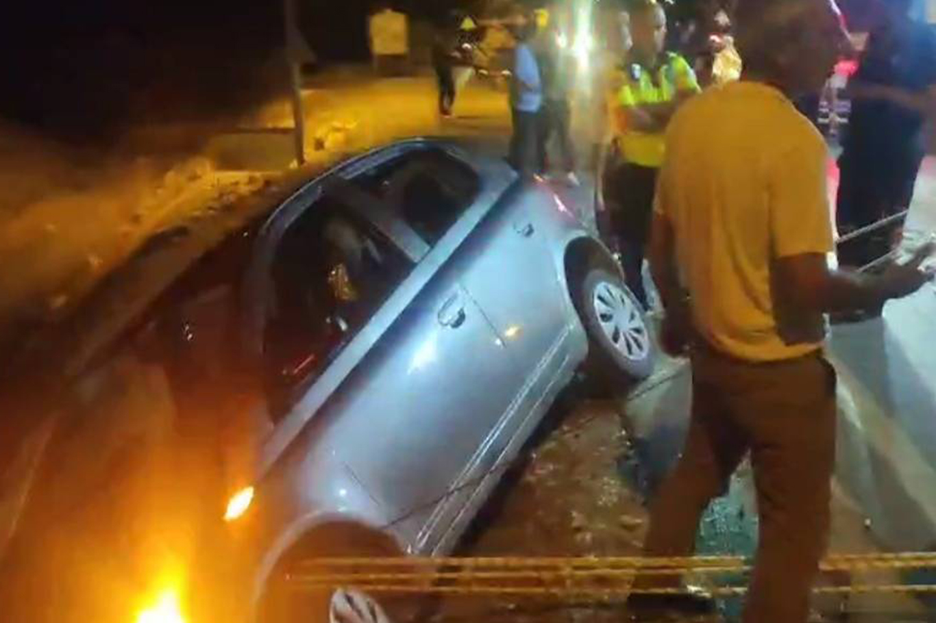 Kontrolden çıkan otomobil kanala düşmekten son anda kurtarıldı
