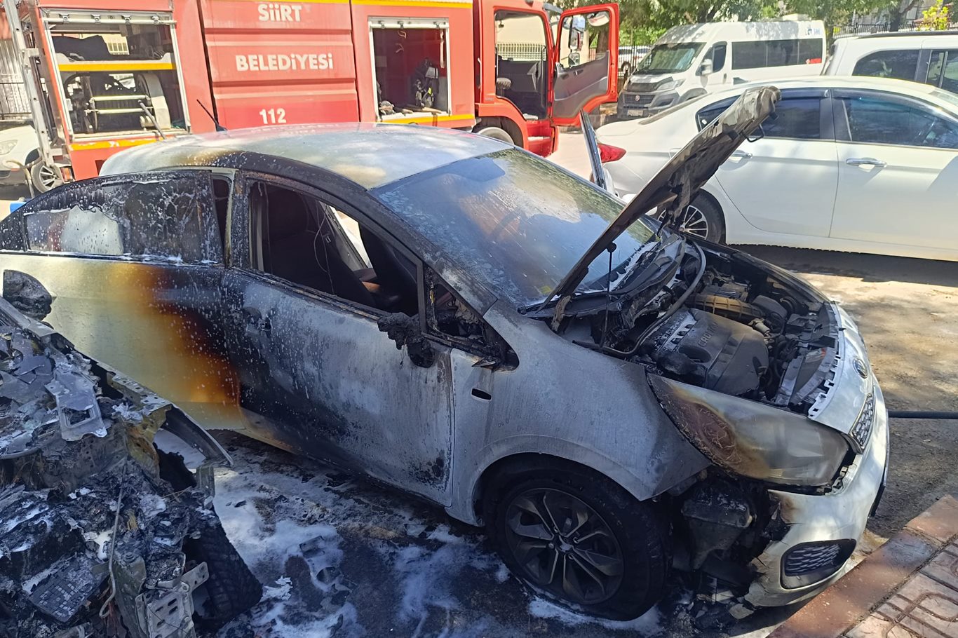 Siirt'te park halindeki otomobil yandı, alevler diğer araca sıçradı