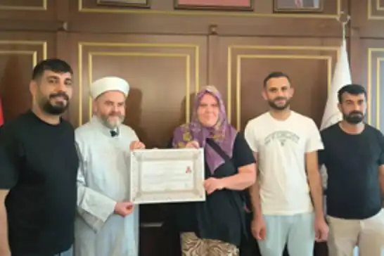 مواطنة ألمانية تعتنق الإسلام وتشهر إسلامها في غازي عنتاب