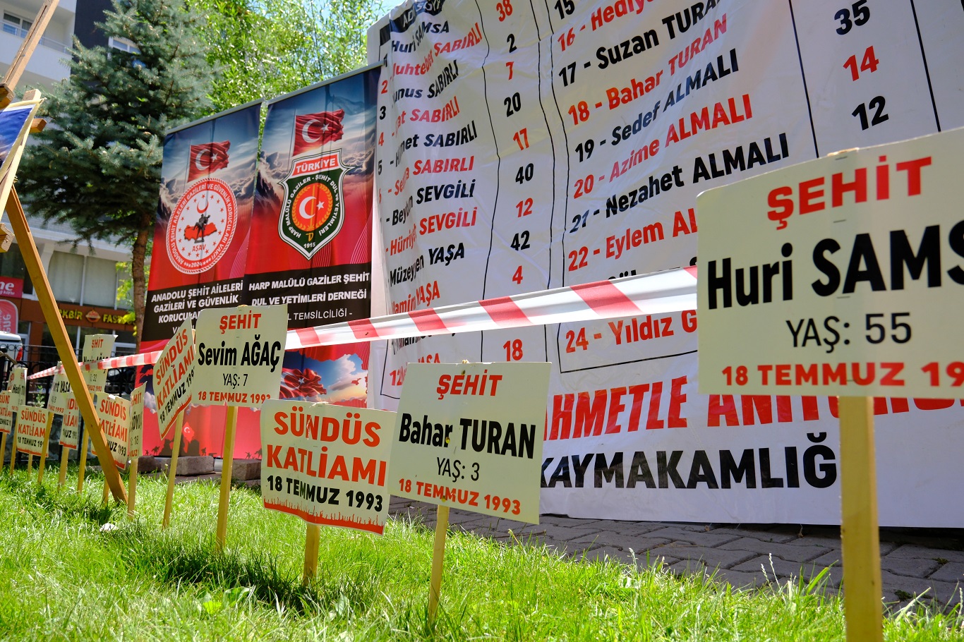 Sündüs Katliamı’nın 33’üncü yılında şehitler kabirleri başında anıldı 