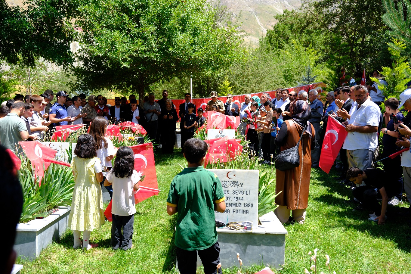 Sündüs Katliamı’nın 33’üncü yılında şehitler kabirleri başında anıldı 