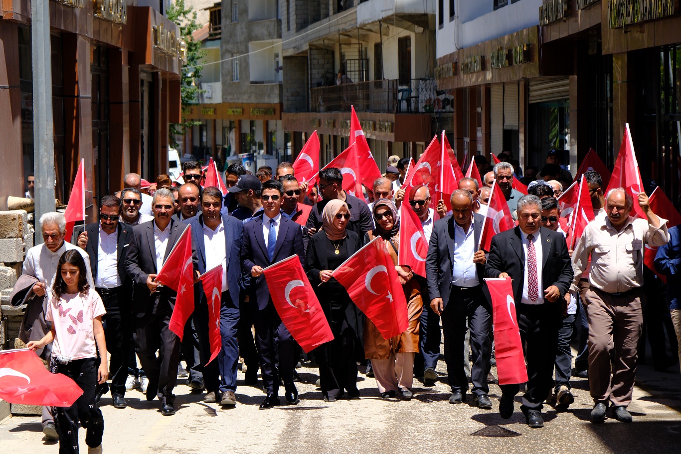 Sündüs Katliamı’nın 33’üncü yılında şehitler kabirleri başında anıldı 