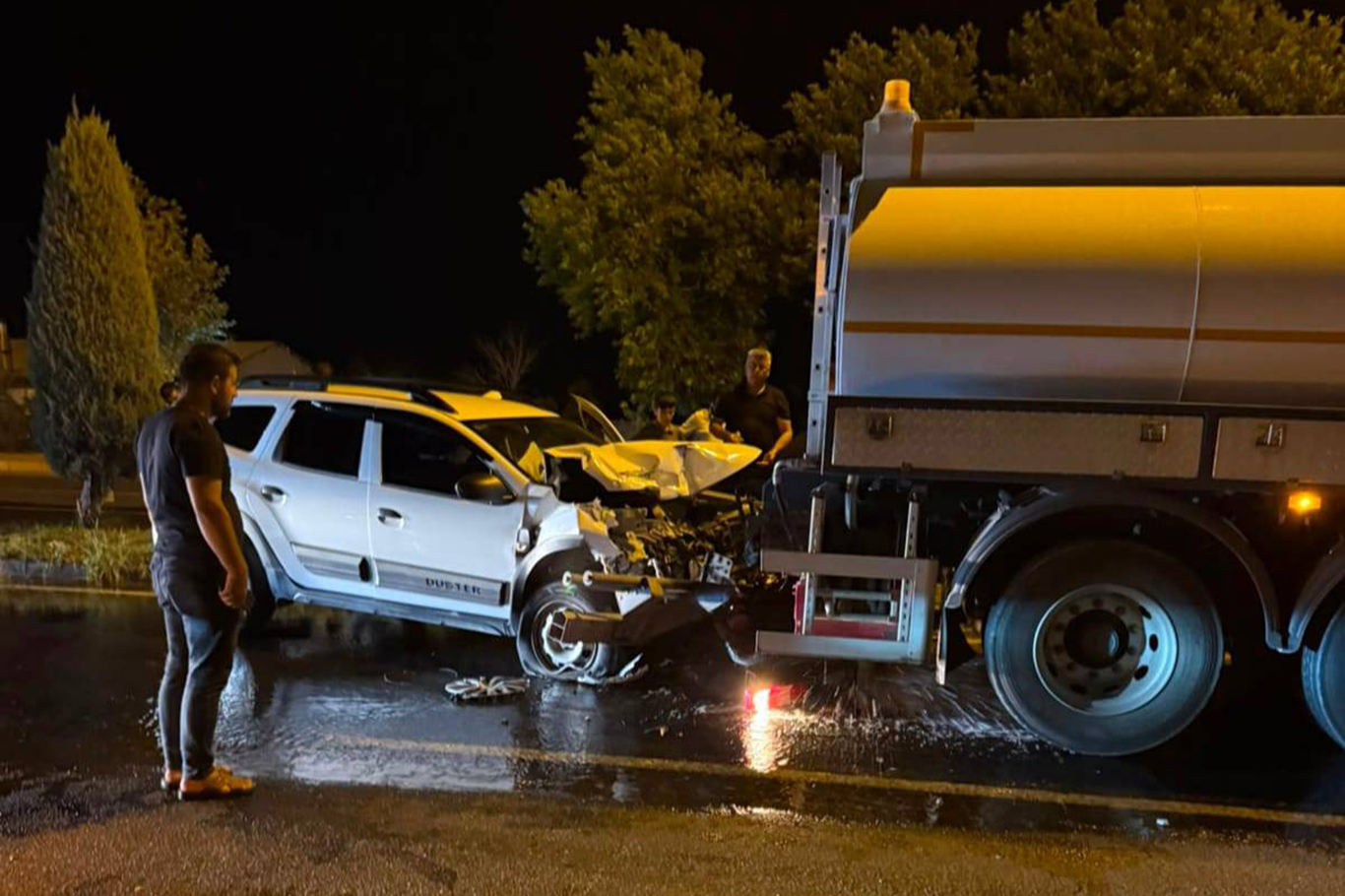 Diyarbakır'da hafif SUV araç sulama tankerine çarptı: 2'si ağır 7 yaralı