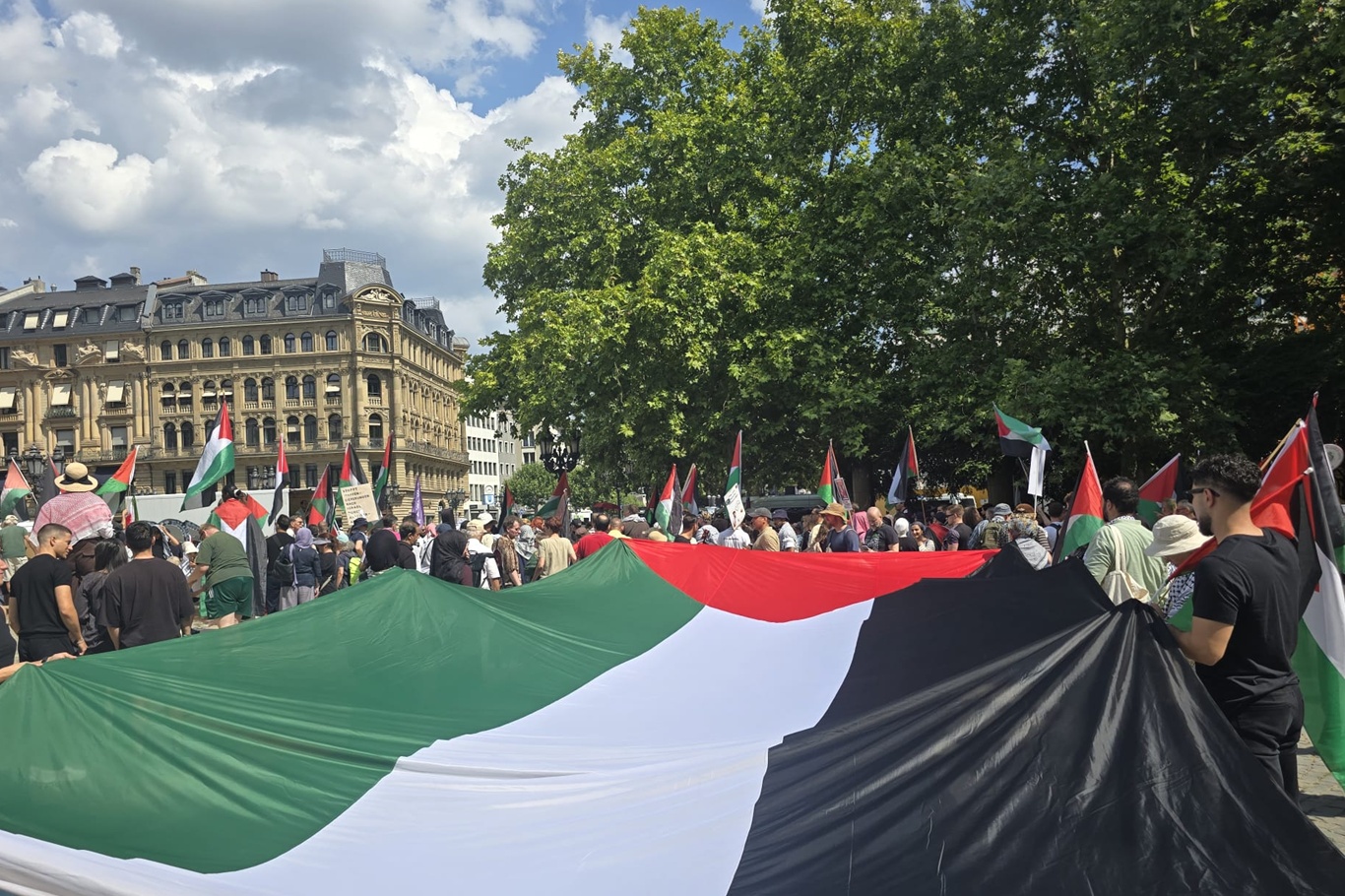 Thousands rally in Frankfurt in powerful show of solidarity with Gaza