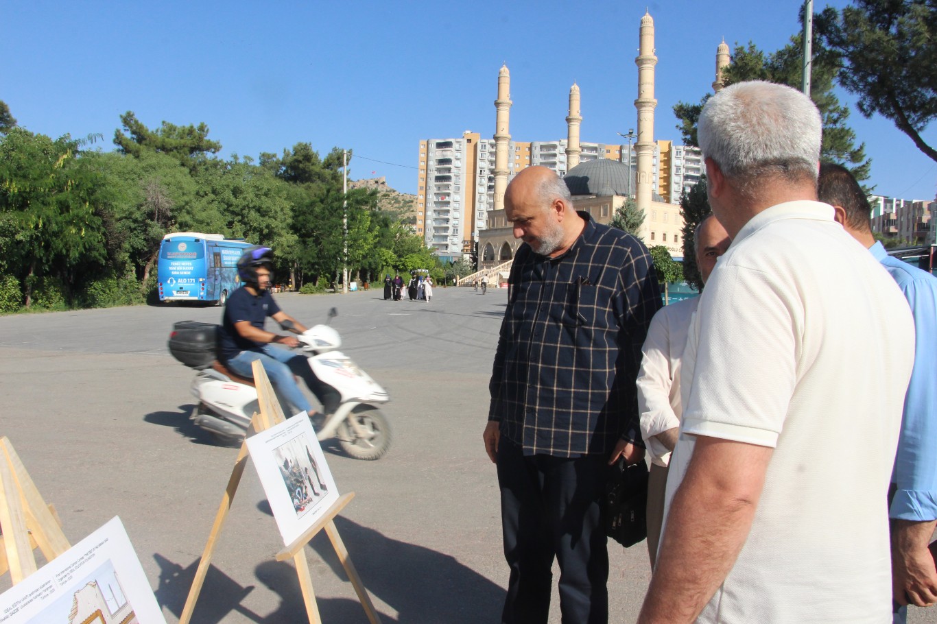 Mardin’de Gazze’deki soykırımın 1000’üncü günü dolayısıyla karikatür sergisi düzenledi 