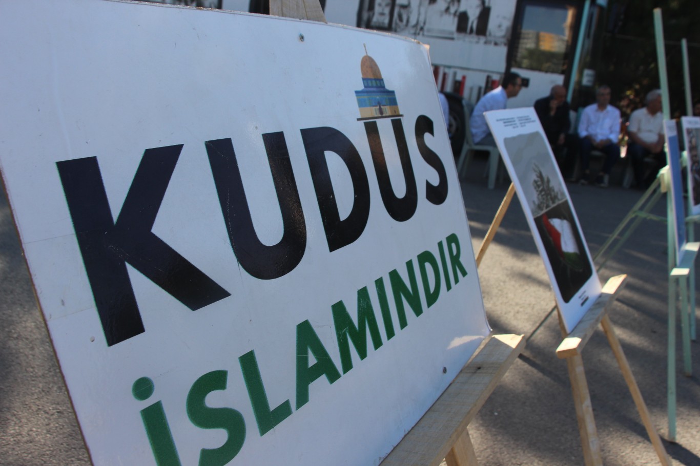 Mardin’de Gazze’deki soykırımın 1000’üncü günü dolayısıyla karikatür sergisi düzenledi 