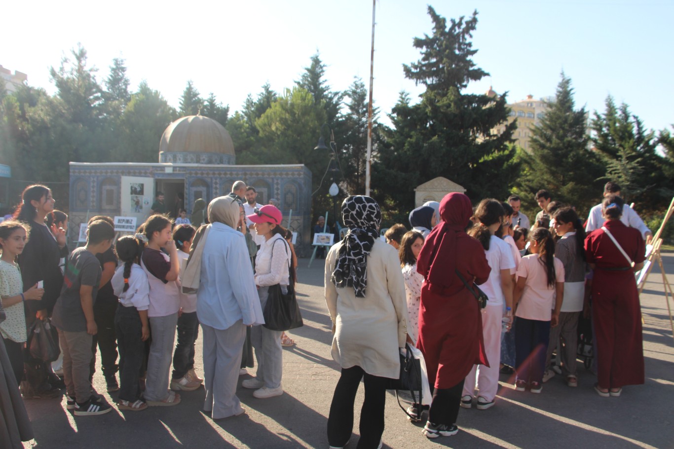 Mardin’de Gazze’deki soykırımın 1000’üncü günü dolayısıyla karikatür sergisi düzenledi 