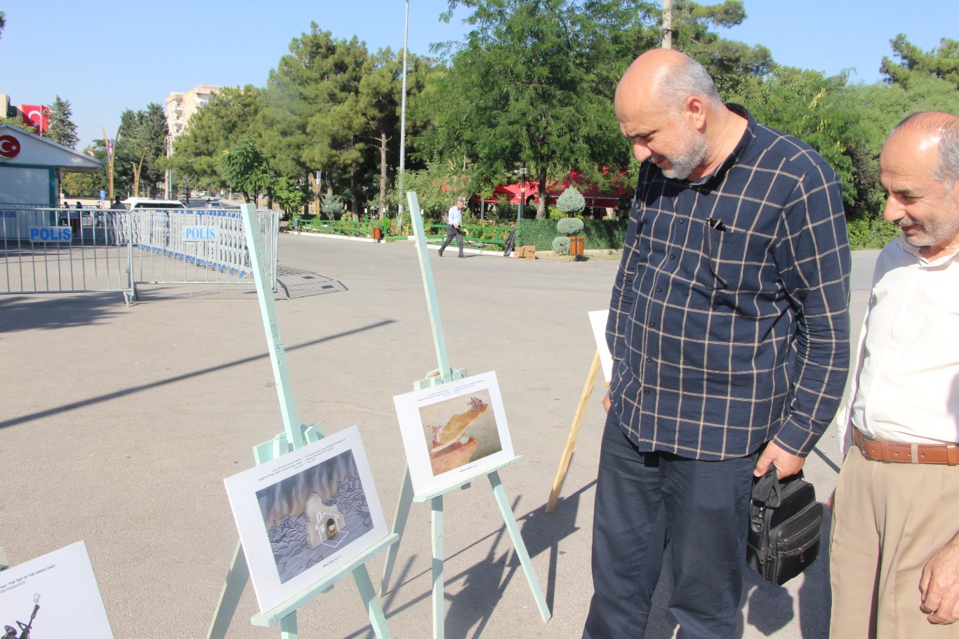 Mardin’de Gazze’deki soykırımın 1000’üncü günü dolayısıyla karikatür sergisi düzenledi 