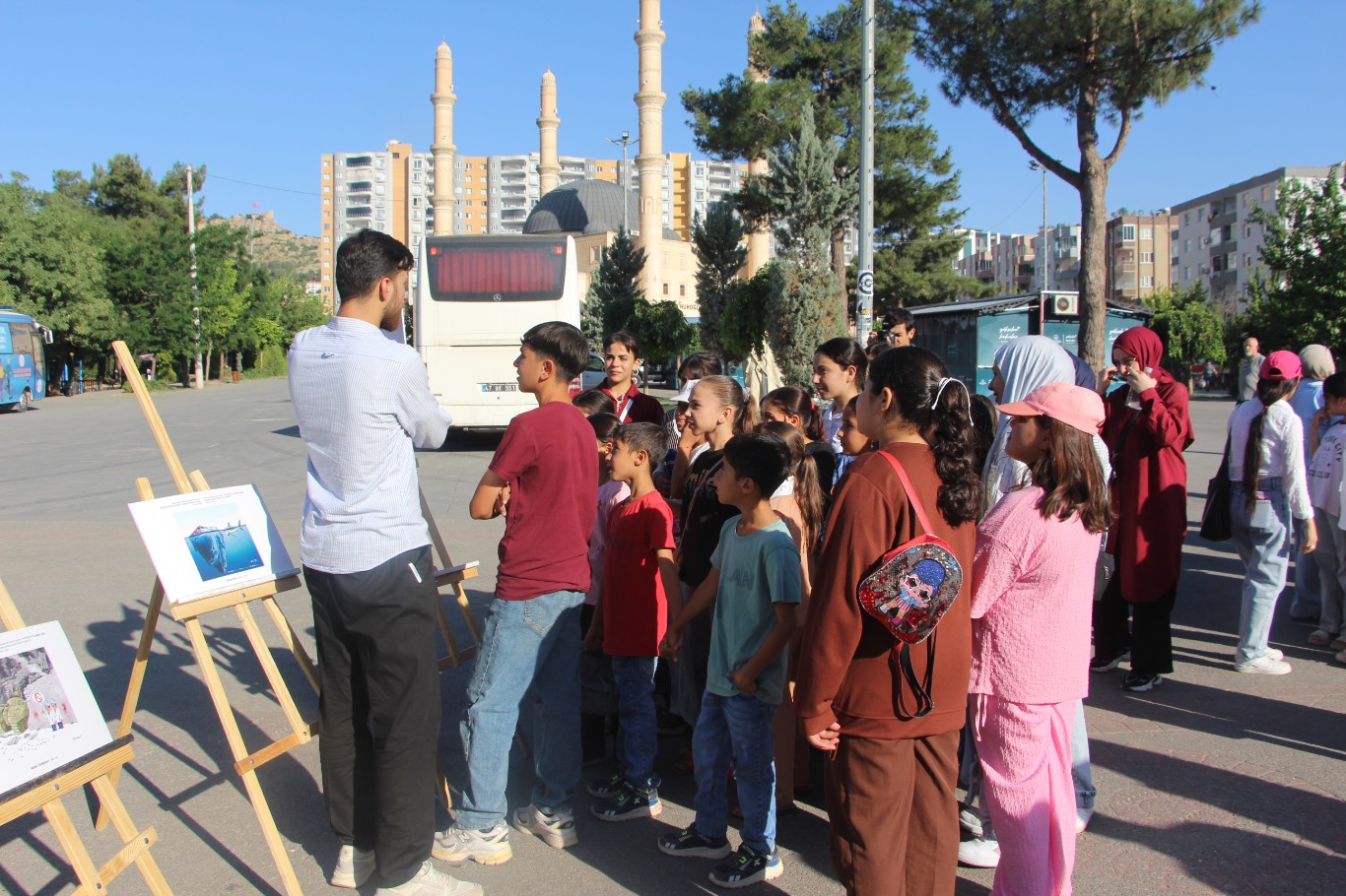 Mardin’de Gazze’deki soykırımın 1000’üncü günü dolayısıyla karikatür sergisi düzenledi 