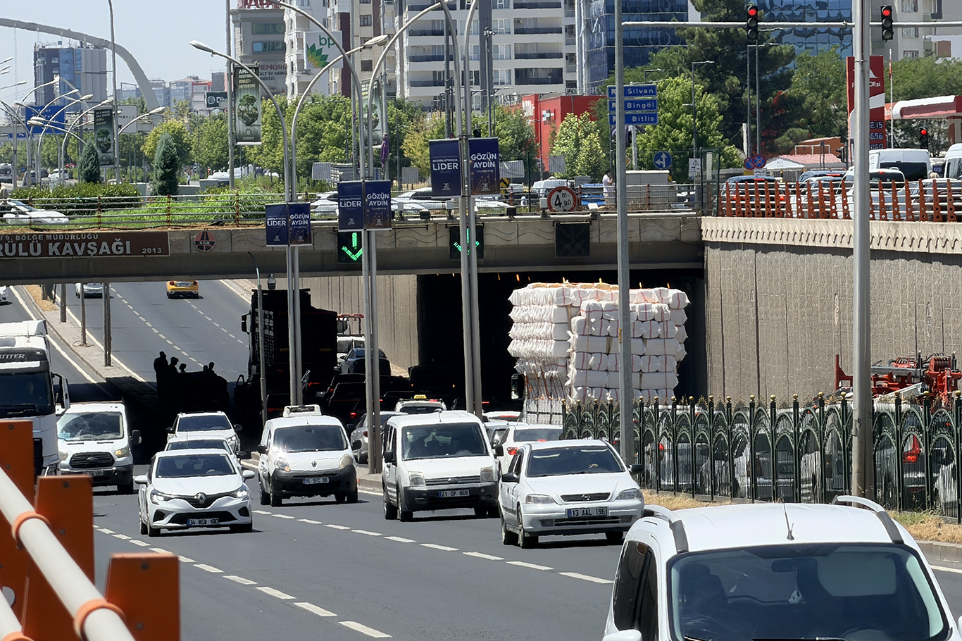 Diyarbakır'da zincirleme kaza: 2 yaralı
