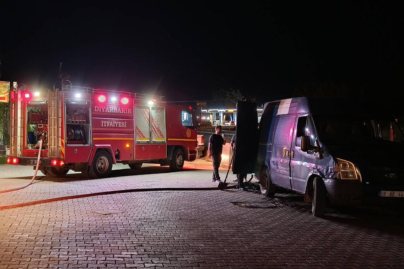 Mangal kömürü yüklü minibüsten duman yükselmesi paniğe  yol açtı