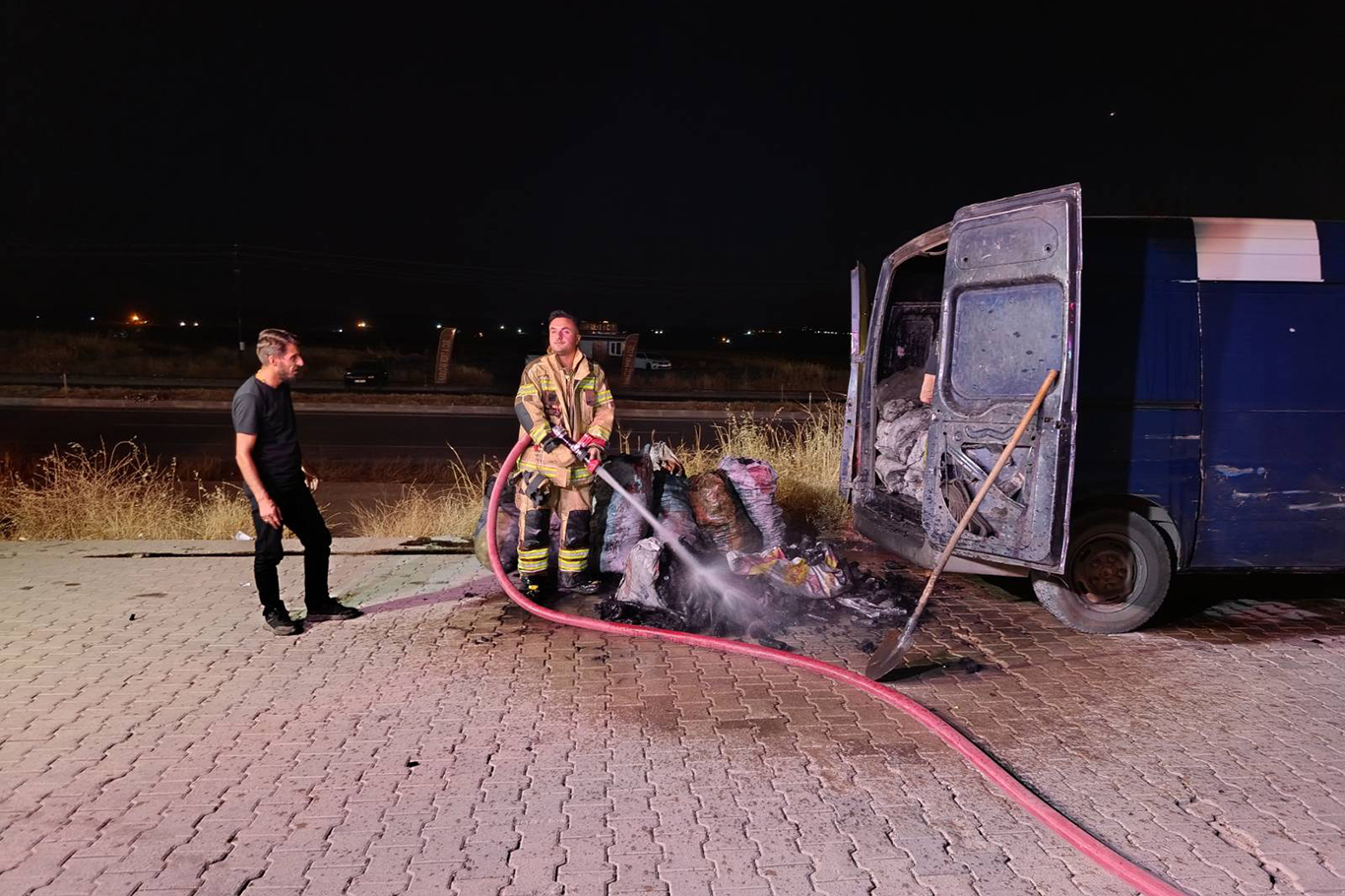 Mangal kömürü yüklü minibüsten duman yükselmesi paniğe  yol açtı