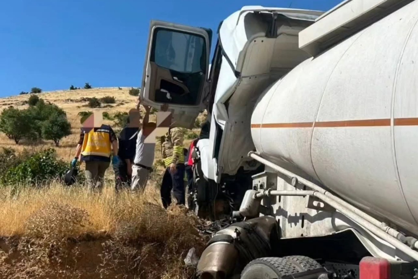 Mardin’de tanker tır yoldan çıkarak toprak şeve çarptı