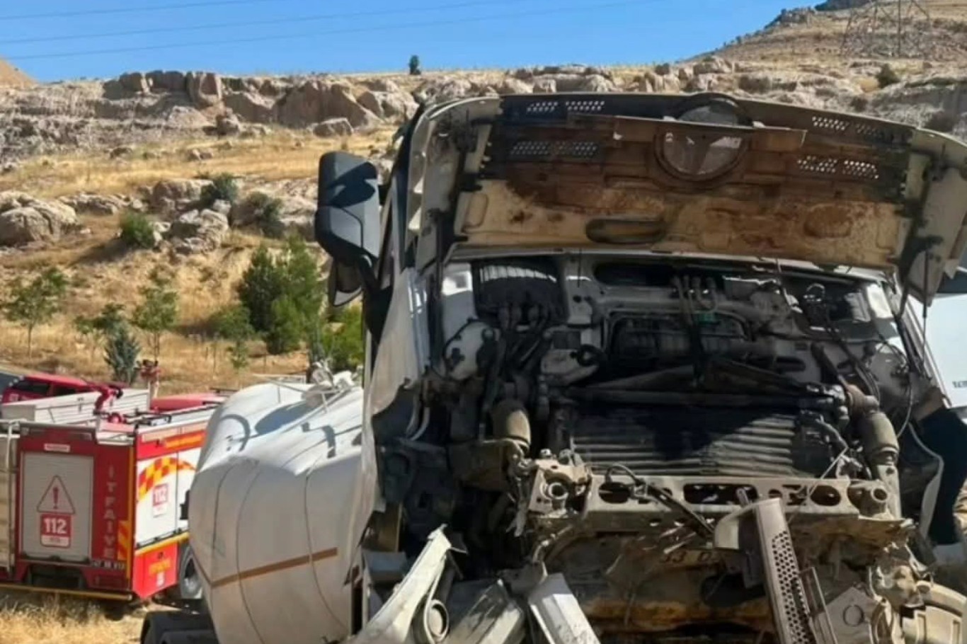 Mardin’de tanker tır yoldan çıkarak toprak şeve çarptı