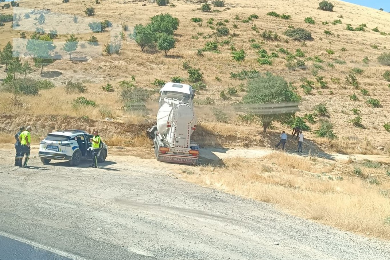 Mardin’de tanker tır yoldan çıkarak toprak şeve çarptı