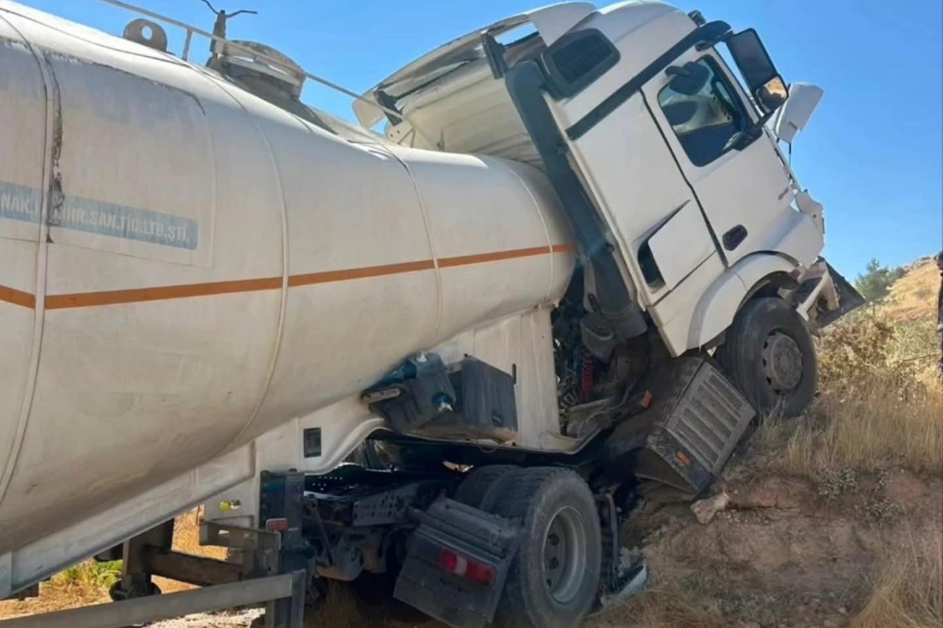 Mardin’de tanker tır yoldan çıkarak toprak şeve çarptı