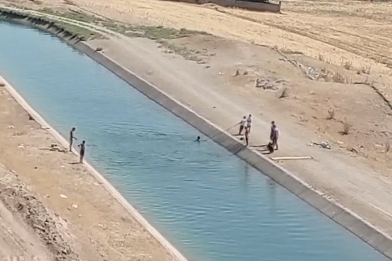 Mahallelerin ortasındaki sulama kanalı yeni facialara davetiye çıkarıyor