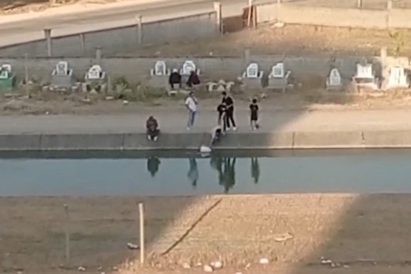Mahallelerin ortasındaki sulama kanalı yeni facialara davetiye çıkarıyor