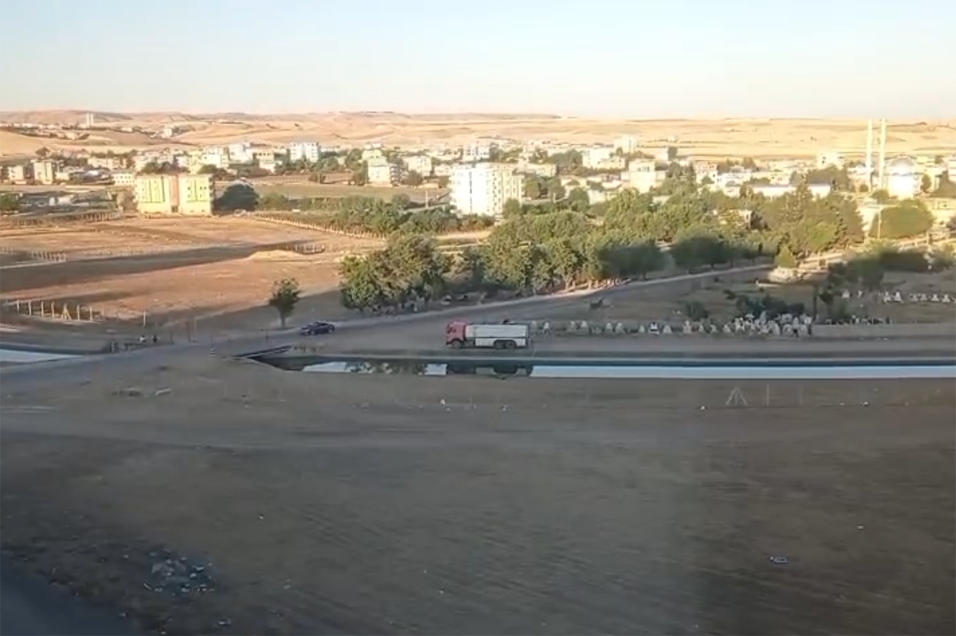 Mahallelerin ortasındaki sulama kanalı yeni facialara davetiye çıkarıyor