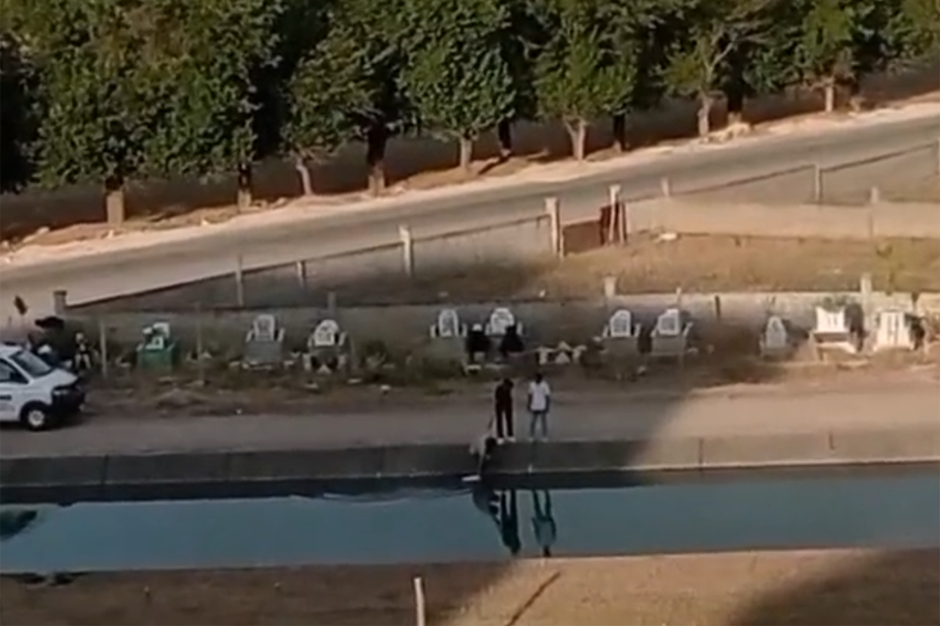 Mahallelerin ortasındaki sulama kanalı yeni facialara davetiye çıkarıyor