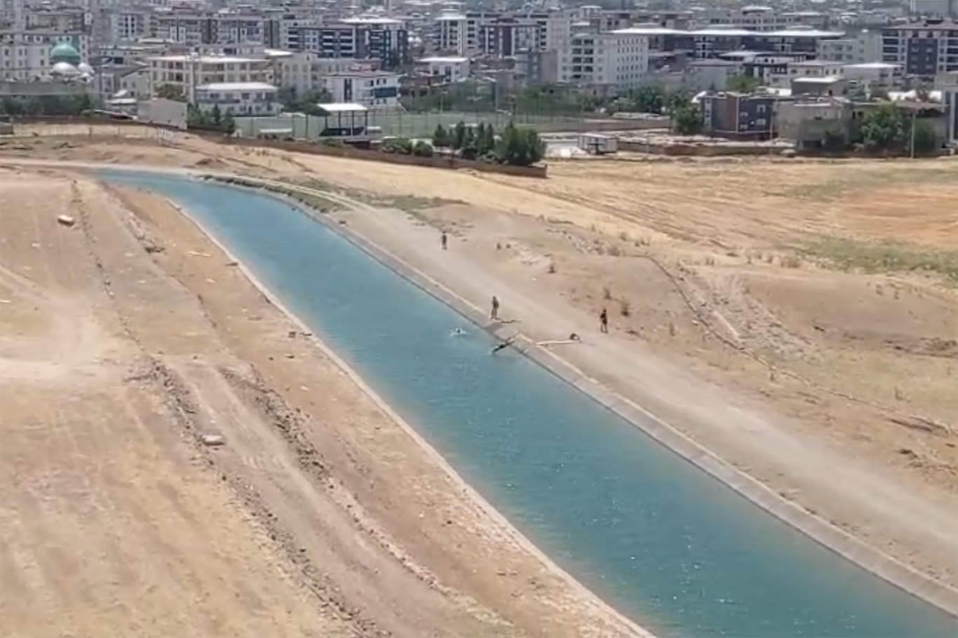 Mahallelerin ortasındaki sulama kanalı yeni facialara davetiye çıkarıyor