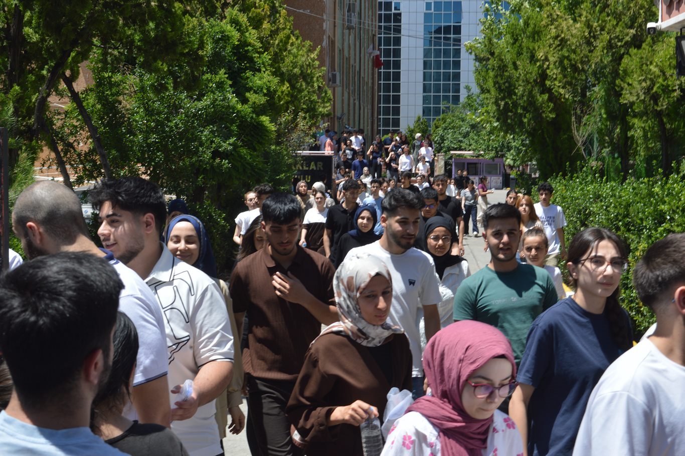 Eğitimci Ay: Adaylar yalnızca puanlarına göre değil, sıralamalar ve kontenjan değişikliklerini de dikkate alarak tercih yapmalı