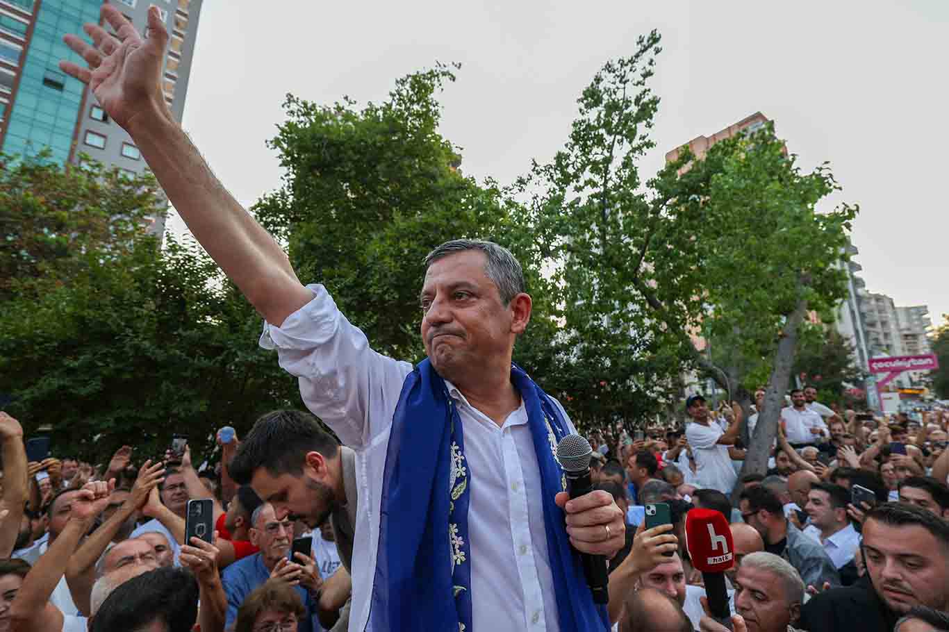 Ozgur Ozel û 90 parlementer ji CHPê derketin