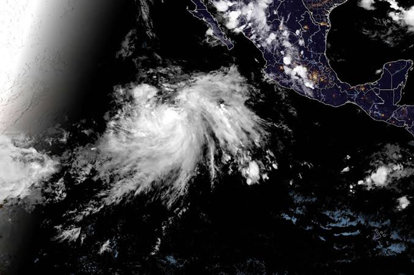 Pasifik'te Fausto Kasırgası şiddetini artırdı: Hawaii ve California için uyarı yapıldı