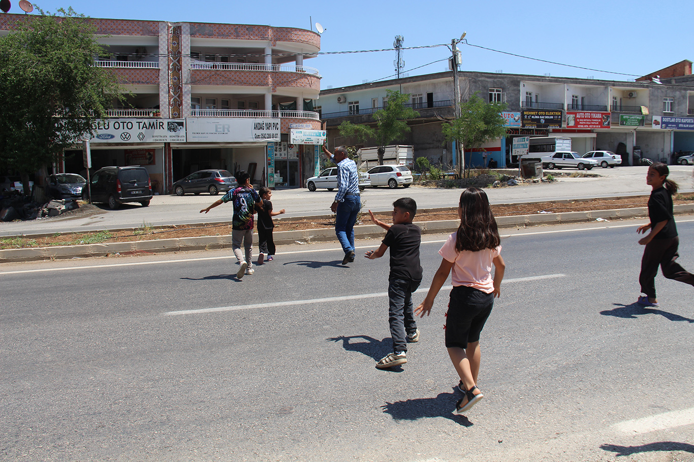 HÜDA PAR Sur İlçe Başkanı Akgül'den Çarıklı Mahallesi için üst geçit ve lise çağrısı
