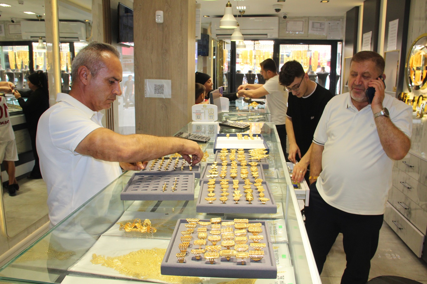 Kuyumcular: Altındaki gerileme piyasada nakit sıkışıklığını artırdı