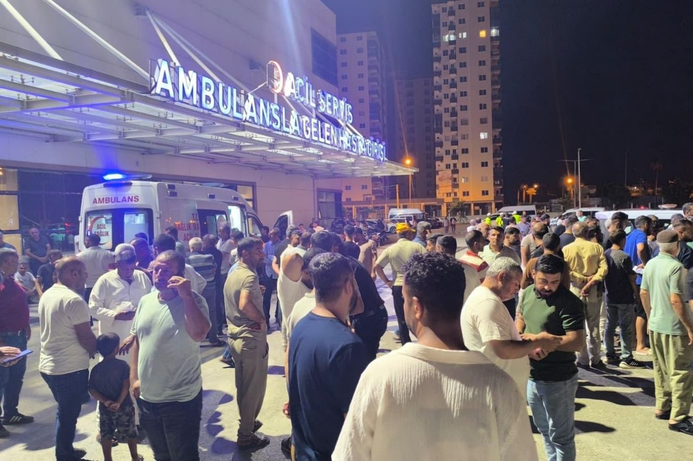 Mersin'de denize giren 3 kişi hayatını kaybetti, bir çocuk kayıp